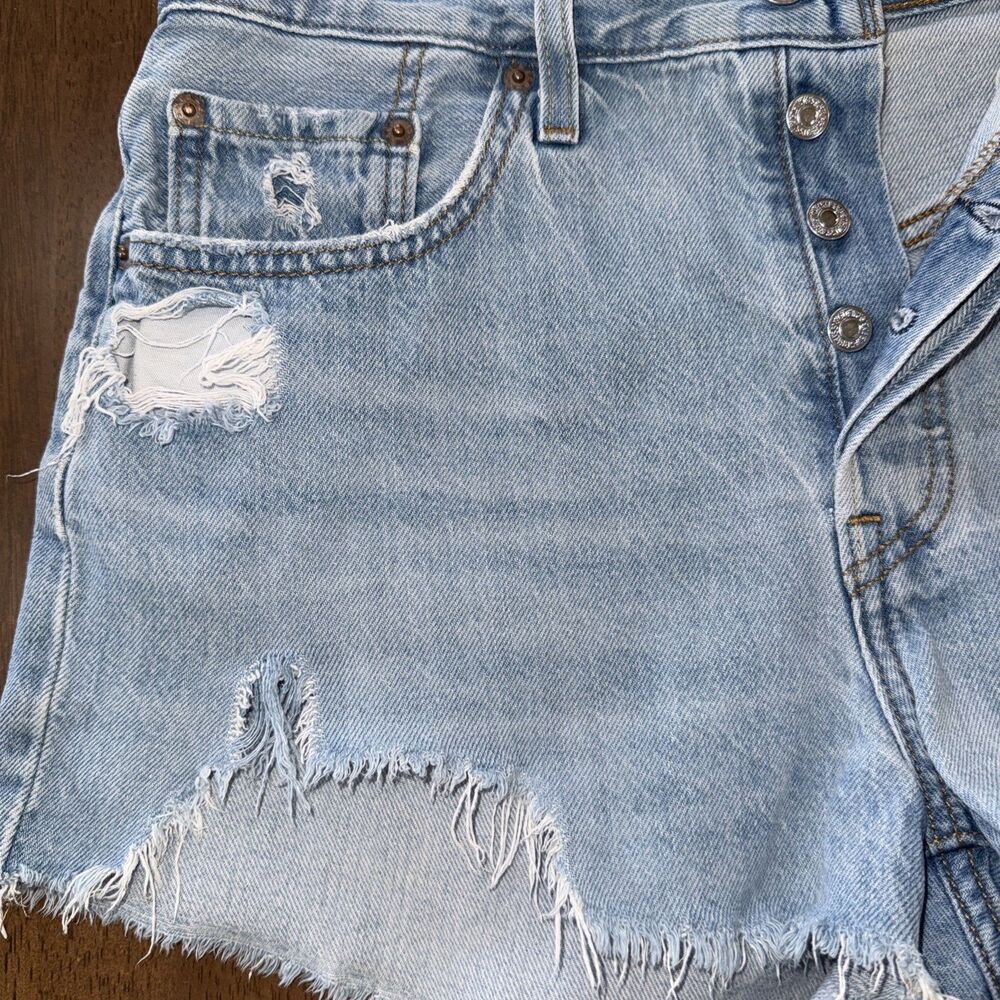 Levis 501 Jeans Cut Off Shorts Light Wash Distressed Raw Hem Button Fly W29 - Picture 4 of 14